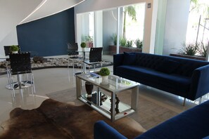 奢华客房 | 客厅 | 50-英寸纯平电视 （配备有线频道）、电视