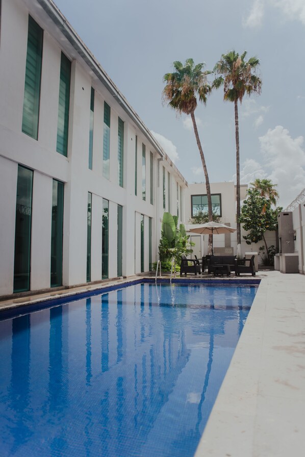 حمّام سباحة خارجي