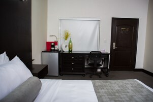 Junior Room, 1 King Bed | Premium bedding, desk, laptop workspace, blackout drapes