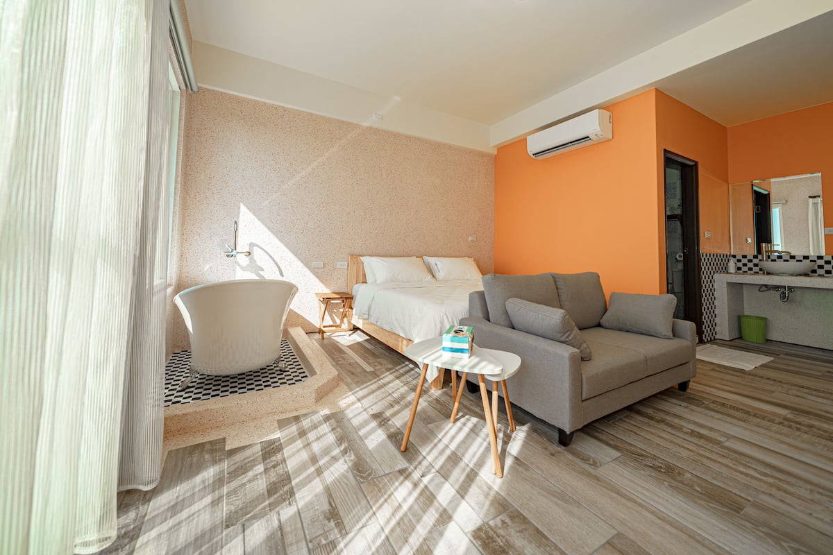 Double Room, 1 Queen Bed, Bathtub | Minibar, soundproofing, free WiFi, bed sheets