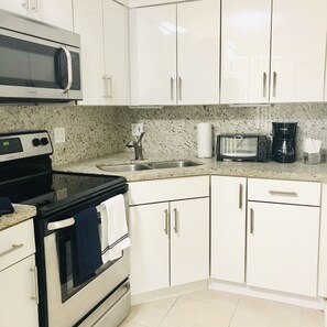 Fridge, microwave, oven, stovetop - Great location in Coconut Grove + free parking! Walking distance to everything! (Miami)
