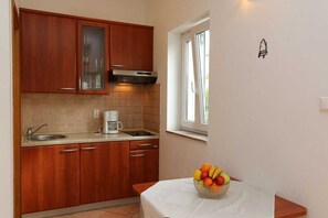 Fridge, oven, coffee/tea maker, cookware/dishes/utensils - Apartment Sucic Ivan (60259-A2) (Silo - island Krk)