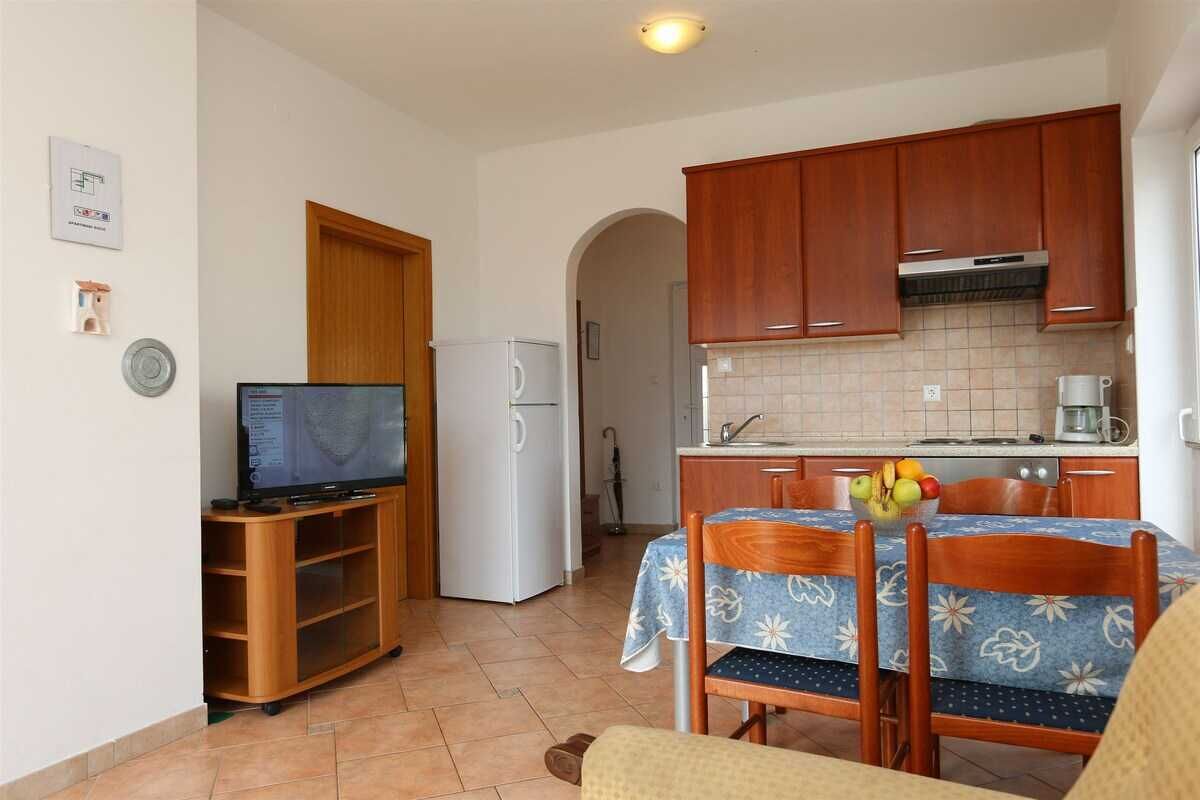 Fridge, oven, coffee/tea maker, cookware/dishes/utensils