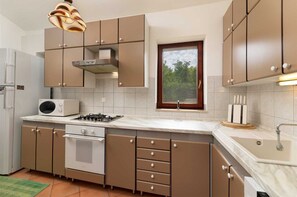 Fridge, coffee/tea maker, cookware/dishes/utensils, dining tables