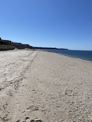 Plage privée, chaises longues, serviettes de plage