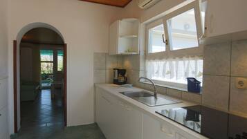 Refrigerador, parrilla de estufa, cafetera y tetera y tostadora