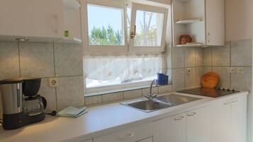 Refrigerador, parrilla de estufa, cafetera y tetera y tostadora