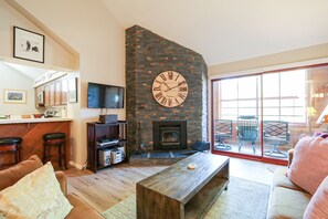 Smart-TV, peis, DVD-spiller og stereoanlegg