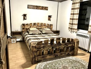 2 عدّة غرف نوم وواي فاي وملاءات أسرّة