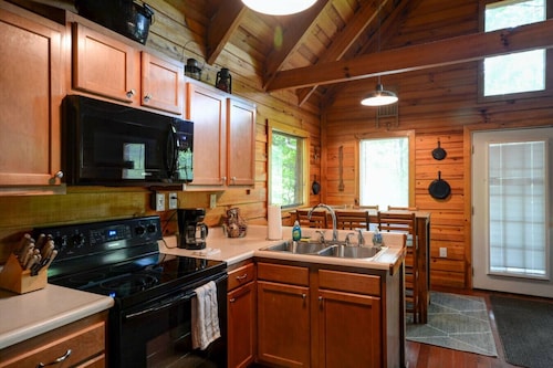 Hidden Chalet- Hot Tub, WiFi, Pac Man Arcade, Firepit