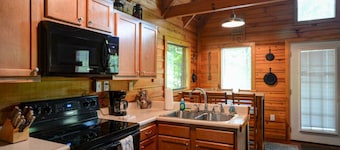 Hidden Chalet- Hot Tub, WiFi, Pac Man Arcade, Firepit