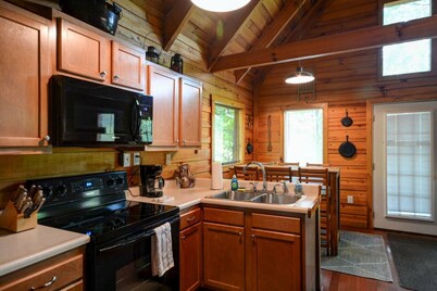 Hidden Chalet- Hot Tub, WiFi, Pac Man Arcade, Firepit