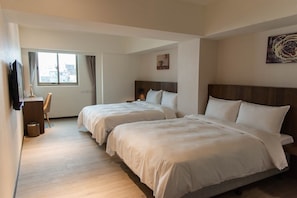 Deluxe vierpersoonskamer, 2 tweepersoonsbedden | Een kluis op de kamer, een bureau, verduisterende gordijnen