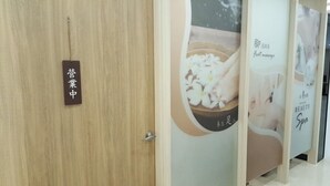 Puiset ovet, joissa on kyltti vieraalla kielellä, todennäköisesti osoittamassa hotellin huonetta tai aluetta.