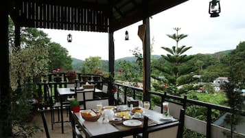 Se ofrece un desayuno continental (3 USD por persona)