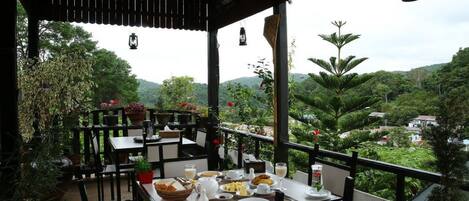 Daily continental breakfast (USD 3 per person)