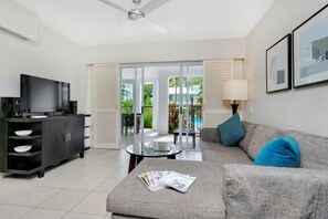 TV - 2 Bedroom Beach Club Lagoon Apartment Palm Cove (Palm Cove)