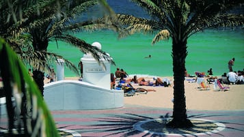 Playa en los alrededores, camastros y toallas de playa