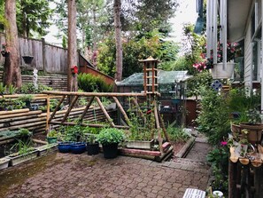 BBQ/picnic area - Green Garden (Port Moody)