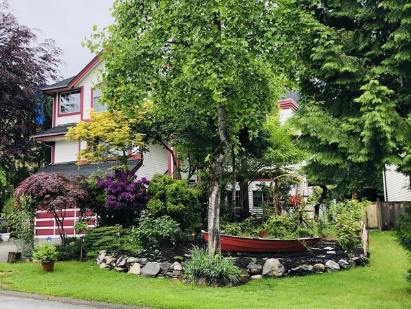 BBQ/picnic area - Green Garden (Port Moody)