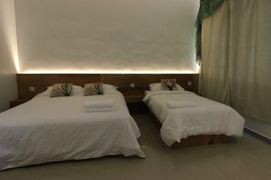 4 bedrooms, iron/ironing board, WiFi