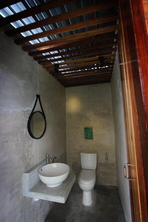 Regadera, secadora de cabello, bidet, toallas