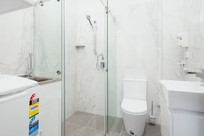 Douche, sèche-cheveux, serviettes fournies, shampoing