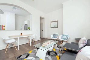 Een televisie en een kantoor