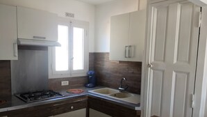Cafeteira/chaleira, geladeira, micro-ondas, fogão