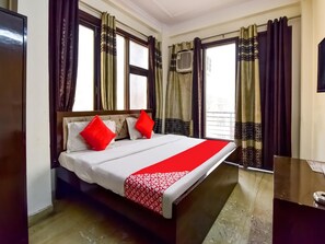 Desk, blackout drapes, soundproofing, free WiFi - Hotel South Delhi Inn (New Delhi)