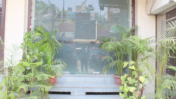 A building entrance with steps leading up to a glass door. - Hotel South Delhi Inn (New Delhi)