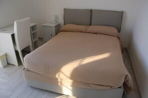 مكتب وتجهيزات عازلة للصوت وملاءات أسرّة