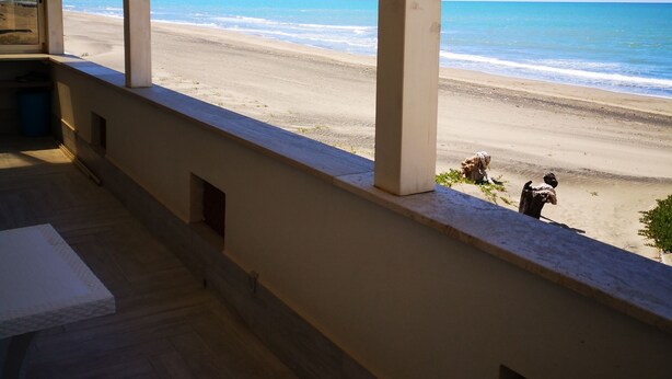 Une chambre avec vue sur la plage.