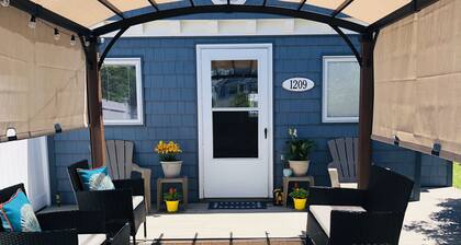 Family Friendly Fully Fenced XL Yard w/ Pergola& BarPicnicArea & Outside Shower!