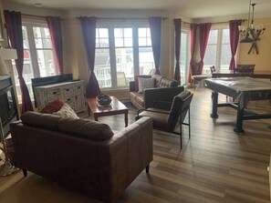 Téléviseur, foyer, lecteur de DVD