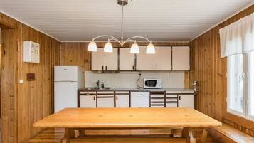 Refrigerador, microondas, lavavajillas, utensilios de cocina