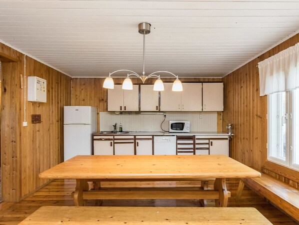 Refrigerador, microondas, lavavajillas, utensilios de cocina