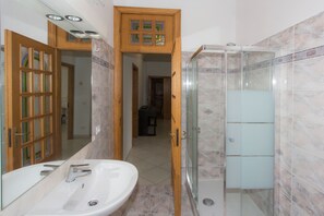 Bruser, hårtørrer, bidet, håndklæder