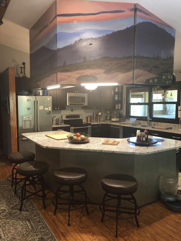 Jääkaappi, mikroaaltouuni, uuni, liesi