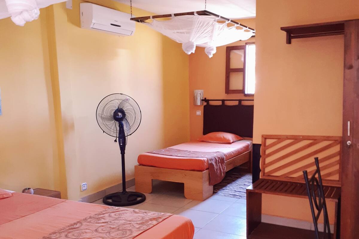Ropa de cama de alta calidad, cortinas blackout y wifi gratis