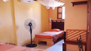 Habitación triple estándar, vistas al jardín | Ropa de cama de alta calidad y decoración individual