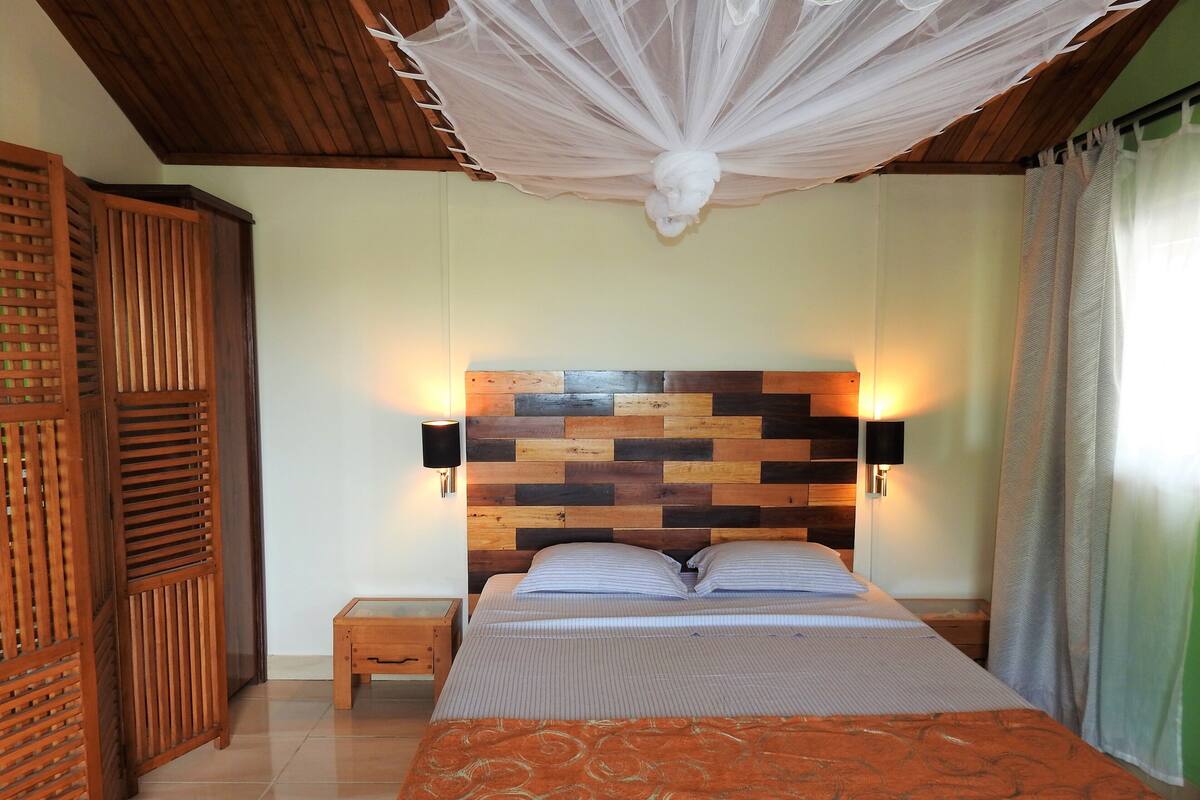 Ropa de cama de alta calidad, cortinas blackout y wifi gratis