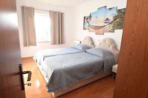 4 bedrooms, iron/ironing board, free WiFi, bed sheets