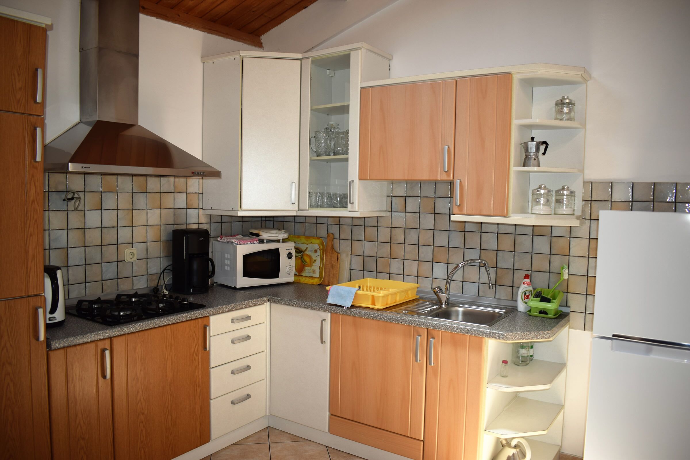 Réfrigérateur, micro-ondes, plaque de cuisson, lave-vaisselle