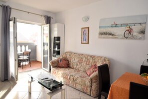 Fernseher, Kamin, DVD-Player, Bücher