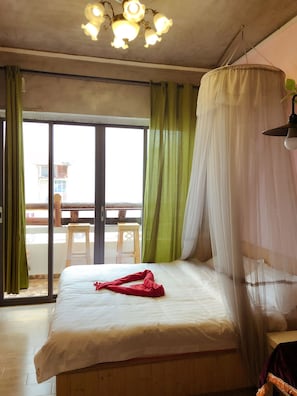 Desk, blackout curtains, free WiFi