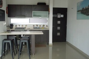 Microondas, horno, cafetera y tetera y tostadora