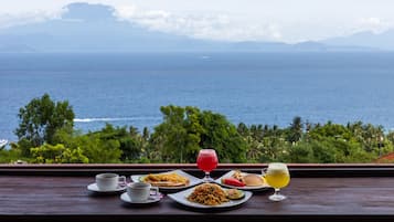 Petit déjeuner continental (300000 IDR par personne)