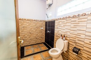 Shower, free toiletries, bidet, towels - D'Artha Cottage (Penida Island)