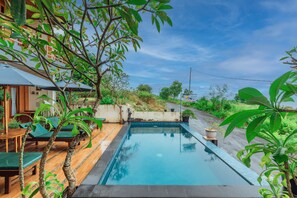 Outdoor pool, pool loungers - D'Artha Cottage (Penida Island)